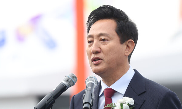 오세훈 서울시장이 25일 경남 사천시 은성중공업에서 열린 '서울 한강버스 진수식'에서 인사말 중 직원 노고를 언급하며 눈물을 흘리고 있다. 2024.11.25. 연합뉴스