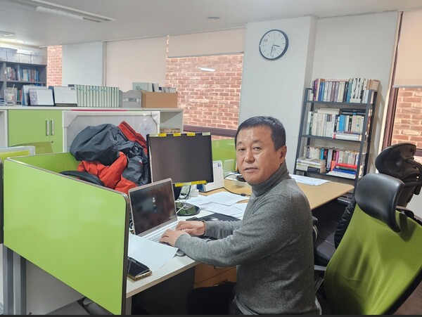 서울 종로구 북촌 창우극장 내 전국비상시국회의와 함께 쓰고 있는 반민특위 기념사업회의 이영국 사무총장. 1월 6일.      한승동 