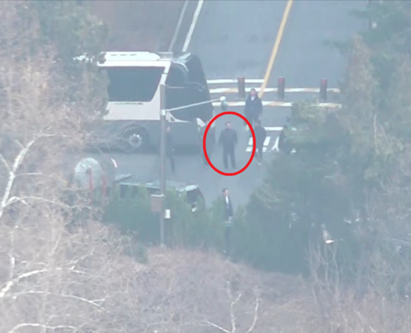 8일 낮 12시 53분쯤 서울 용산구 한남동 대통령 관저 앞에서 윤석열 대통령으로 추정되는 인물이 포착됐다. 2025.1.8. 유튜브 채널 오마이TV 갈무리 