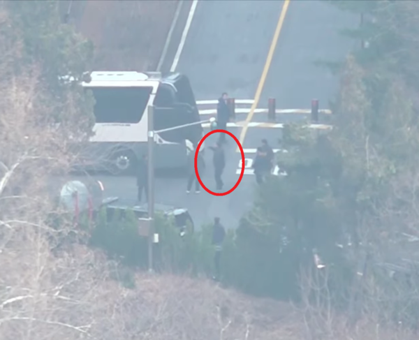 8일 낮 12시 53분쯤 서울 용산구 한남동 대통령 관저 앞에서 윤석열 대통령으로 추정되는 인물이 포착됐다. 2025.1.8. 유튜브 채널 오마이TV 갈무리 