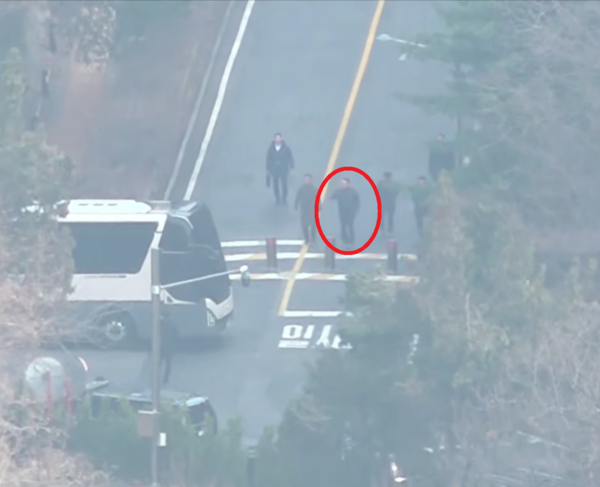 8일 낮 12시 53분쯤 서울 용산구 한남동 대통령 관저 앞에서 윤석열 대통령으로 추정되는 인물이 포착됐다. 2025.1.8. 유튜브 채널 오마이TV 갈무리 