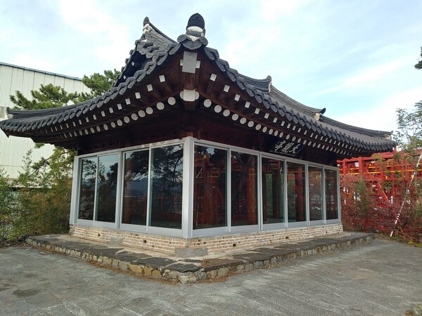 향교의 명륜당을 대신하는 분교 격인 율티마을 끝섬의 대관정(大觀亭)