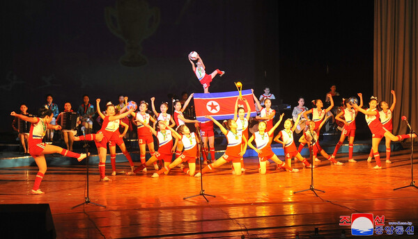 북한은 2025년 새해를 맞아 전국 각지에서 영화 상영, 공연 등 다양한 기념행사를 하고 있다. 2일 학생들의 신년 축하 공연 장면. 2025.1.2. [조선중앙통신] 연합뉴스 