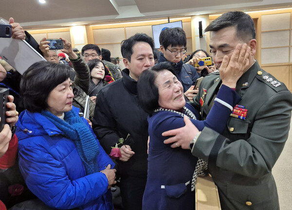 해병대 채모 상병 순직 사건과 관련해 항명과 상관명예훼손 혐의로 기소된 박정훈 전 해병대 수사단장(대령)이 9일 오전 서울 용산구 국방부 군사법원에서 열린 1심 선고 공판에서 무죄를 선고 받은 뒤 어머니 김봉순씨와 기뻐하고 있다. 2025.1.9 연합뉴스