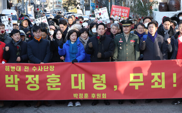박정훈 전 해병대 수사단장이 1심 선고를 앞둔 9일 오전 서울 용산구 군사법원 앞에서 열린 군인권센터 주최 기자회견에 참석한 가운데 참가자들이 무죄를 촉구하는 구호를 외치고 있다. 2025.1.9