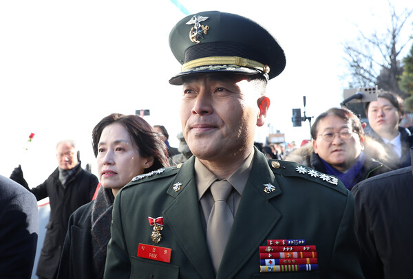  해병대 채모 상병 순직 사건 관련 항명 및 상관명예훼손 혐의로 기소된 박정훈 전 해병대 수사단장(대령)이 9일 오전 서울 용산구 국방부 군사법원에서 열린 1심에서 무죄를 선고받은 뒤 나서고 있다. 2025.1.9 연합뉴스