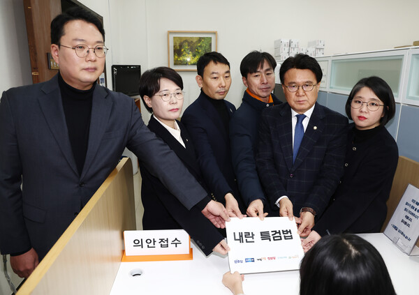 야6당 의원들이 9일 오전 서울 여의도 국회 의안과에서 내란 특검법을 제출하고 있다.왼쪽부터 개혁신당 천하람 원내대표, 진보당 전종덕 의원, 더불어민주당 김용민 원내정책수석부대표, 사회민주당 한창민 대표, 조국혁신당 황운하 원내대표, 기본소득당 용혜인 대표. 2025.1.9 [공동취재] 연합뉴스