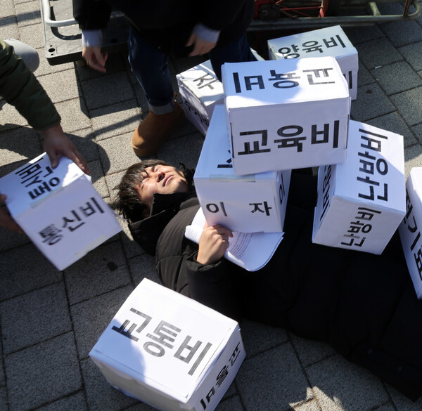 중소상인, 자영업자, 시민단체들이 22일 용산 대통령실 인근에서 가계부담 긴급대책 촉구 회견 후 난방비 등에 힘든 서민을 표현하고 있다. 2023.2.22. 연합뉴스