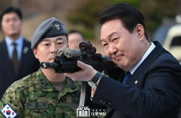 자동소총을 겨누고 있는 대통령 윤석열. 대통령실 제공 사진