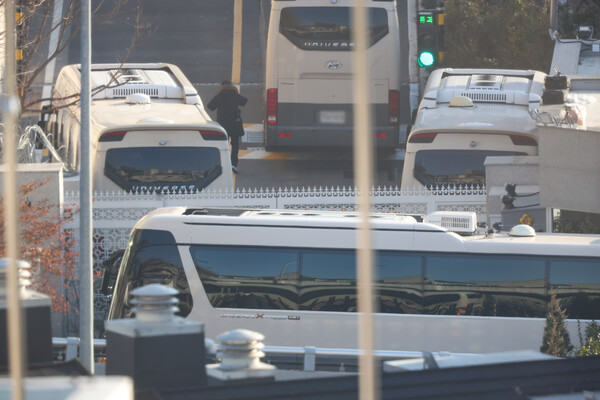 고위공직자범죄수사처와 경찰 국가수사본부가 참여하는 공조수사본부가 윤석열 대통령에 대한 체포영장 기한 연장에 나선 가운데 7일 서울 용산구 한남동 대통령 관저 입구에 버스가 주차돼 있다. 2025.1.7 연합뉴스