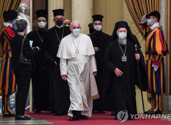 가톨릭과 정교회가 부활절 날짜를 일치시키기 위한 논의를 벌이고 있다. 2021년 10월 4일 로마 바티칸에서 열린 기후변화 콘퍼런스에서 가톨릭의 프란치스코 로마 교황(가운데)과 정교회의 바르톨로메오 콘스탄티노플 총대주교(오른쪽)가 나란히 입장하고 있다. (로이터=연합뉴스)