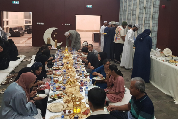 주오만 한국대사관이 지난해 3월 19일 현지 한류 동호회원들을 초청해 한국 음식으로 이프타르 나눔행사를 벌이고 있다. 이프타르는 라마단 기간 금식을 깨는 일몰 후 첫 식사를 말한다. 주오만 한국대사관 제공