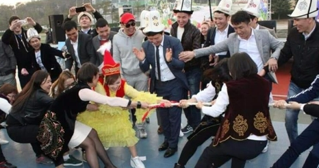 2019년 3월 25일 서울 강북구민운동장에서 열린 ‘누루즈의 날 봄맞이 축제’에서 참가자들이 줄다리기를 벌이고 있다. 주한키르기스스탄학생회 제공