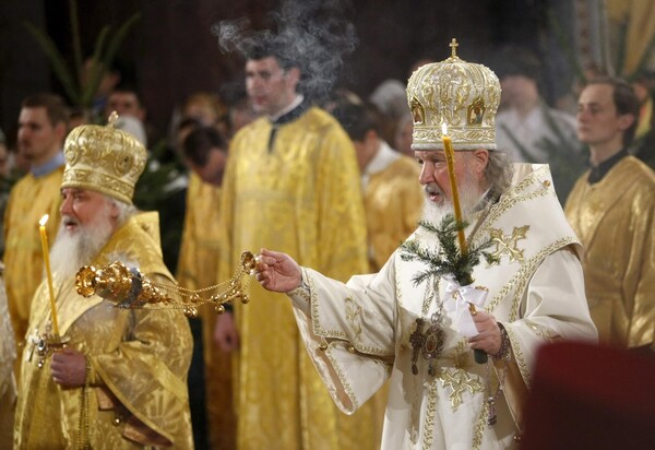 2019년 1월 7일 러시아정교회 카릴 대주교가 모스크바 구세주 그리스도대성당에서 성탄절 미사를 집전하고 있다. 연합뉴스