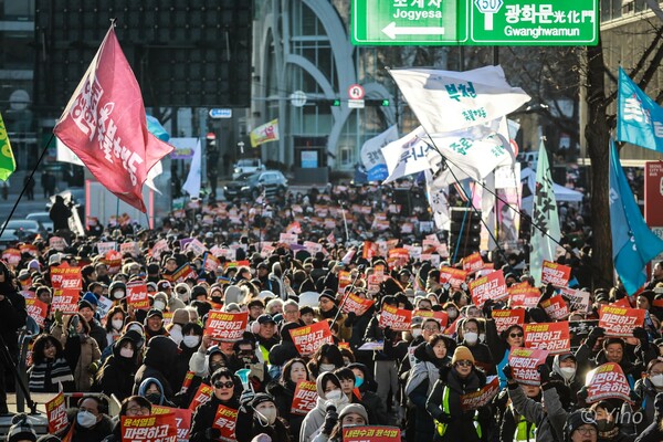 11일 오후 서울 종로구 헌법재판소 인근에서 열린 촛불승리전환행동(촛불행동) 주최 '윤석열 파면! 국힘당 해산! 123차 전국집중 촛불문화제'에 참가한 시민들이 구호를 외치고 있다. 2025.1.11. 사진 이호 작가