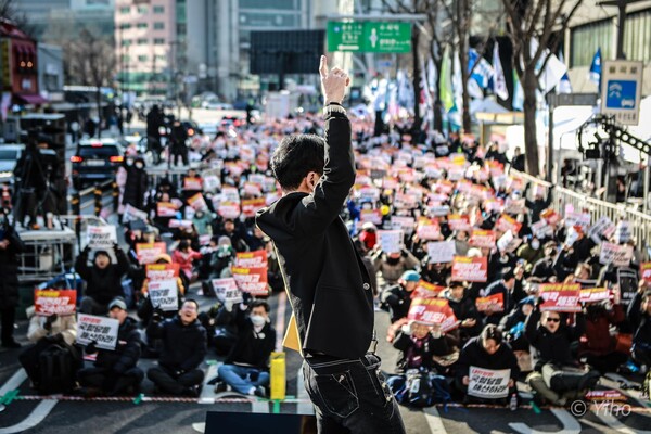 11일 오후 서울 종로구 헌법재판소 인근에서 촛불승리전환행동(촛불행동) 주최 '윤석열 파면! 국힘당 해산! 123차 전국집중 촛불문화제'가 열렸다. 2025.1.11. 사진 이호 작가