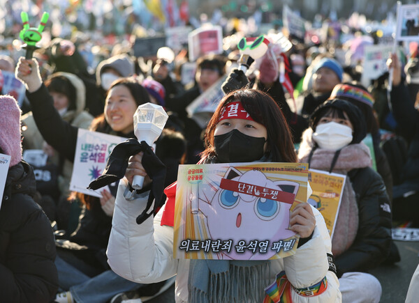 11일 서울 광화문 동십자각 앞에서 윤석열 즉각퇴진 사회대개혁 비상행동, 6차 시민대행진이 열리고 있다. 2025.1.11. 연합뉴스