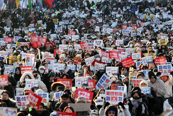 11일 서울 광화문 동십자각 앞에서 윤석열 즉각퇴진 사회대개혁 비상행동, 6차 시민대행진이 열리고 있다. 2025.1.11. 연합뉴스