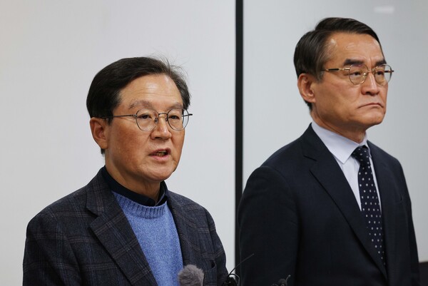 윤석열 대통령 측 윤갑근 변호사가 8일 서울 서초구 한국컨퍼런스센터에서 열린 기자간담회에서 발언하고 있다. 2025.1.8. 연합뉴스