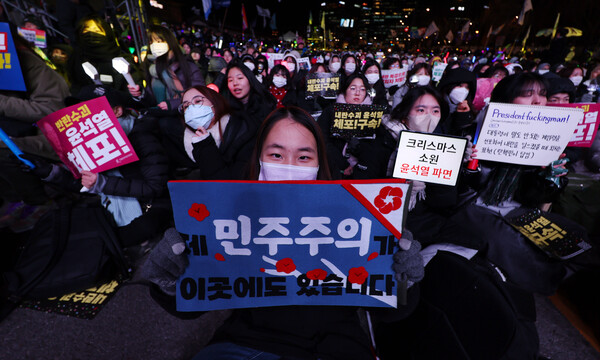 지난해 12월 24일 오후 서울 종로구 지하철 3호선 경복궁역 인근에서 '윤석열즉각퇴진·사회대개혁 비상행동' 주최 메리퇴진크리스마스 민주주의 응원봉 콘서트가 진행되고 있다. 2024.12.24. 연합뉴스