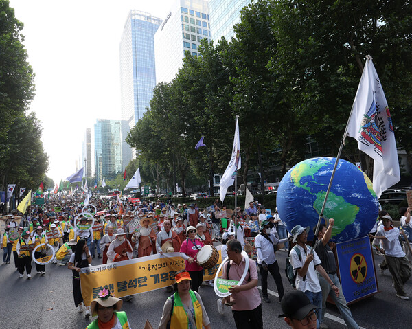 지난 7일 오후 서울 강남구 테헤란로에서 기후위기 대응 촉구 대규모 집회 참가자들이 삼성역 방향으로 행진하고 있다. 2024.9.7. 연합뉴스