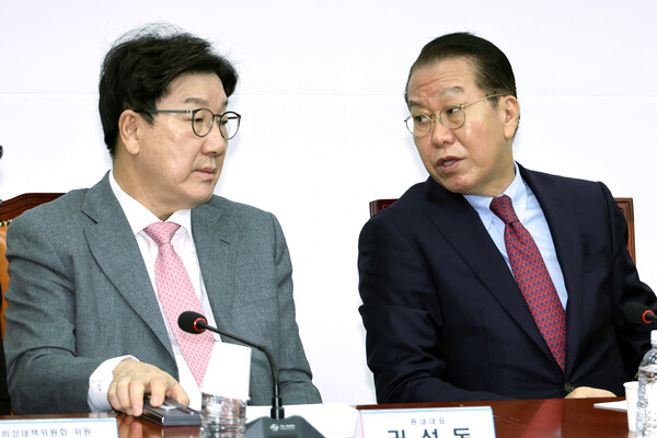 국민의힘 권영세 비상대책위원장이 13일 서울 여의도 국회에서 열린 비상대책위원회의에서 권성동 원내대표와 대화하고 있다. 2025.1.13. 연합뉴스