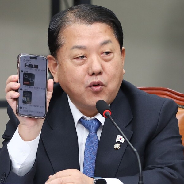더불어민주당 김병주 최고위원이 13일 국회 본청에서 열린 최고위원회의에서 가짜뉴스 '문자폭탄'의 실태를 설명하며 자신의 휴대전화를 들어 보이고 있다. 사진=김병주 의원 페이스북