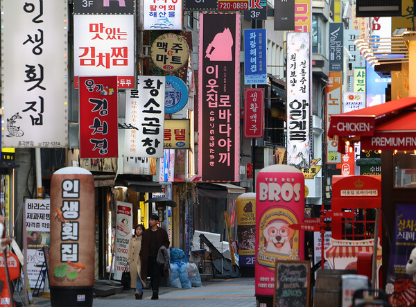 불황에 계엄 여파로 자영업계가 울상을 짓고 있는 가운데 15일 오후 서울 종로 일대 모습. 이날 소상공인엽합회는 입장문을 통해 정치권이 초당적 협력을 통해 경제 살리기에 나설 것을 요청하는 한편 국면이 전환된 만큼 연말을 맞아 소비자들도 안심하고 소상공인 매장을 찾아달라고 호소했다. 2024.12.15. 연합뉴스