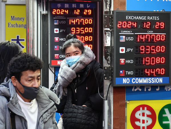 29일 서울 명동 환전소의 모습. 원화가치가 한 달 새 5% 추락하면서 환율이 1,500원선에 바짝 다가가고 금융위기 후 15년 9개월 만에 최고치를 기록했다. 달러 강세 속에 이달 초 비상계엄으로 시작된 국내 정국 불안까지 더해진 여파다. 2024.12.29. 연합뉴스