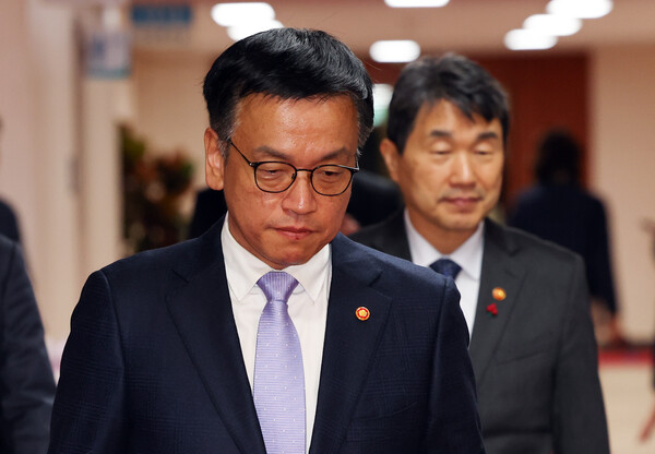 최상목 대통령 권한대행 부총리 겸 기획재정부 장관과 이주호 부총리 겸 교육부 장관이 7일 정부서울청사에서 열린 국무회의에 참석하고 있다. 2025.1.7. 연합뉴스