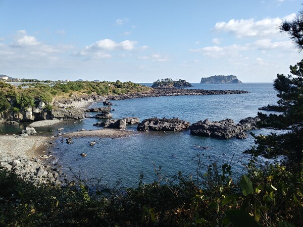 보석같은 바다, 섬, 하늘에 둘러싸인 ‘서귀포 강정마을’
