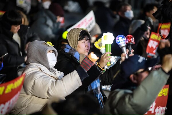 여러 가지 응원봉을 들고 집회에 참여한 시민들 모습. 2025.1.11. 이호 작가