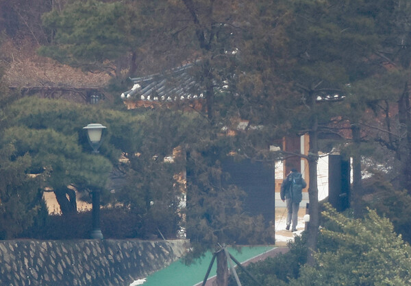 고위공직자범죄수사처(공수처)가 윤석열 대통령에 대한 체포영장을 재발부받은 지 일주일을 맞은 13일 서울 용산구 한남동 대통령 관저에서 경호처 대테러과 소속으로 추정되는 직원이 순찰하고 있다. 2025.1.13. 연합뉴스