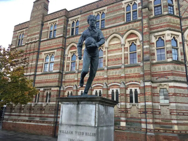 영국 럭비 스쿨에 세워진 '위대한 반칙' 윌리엄 웹 앨리스 동상 (출처=BBC)