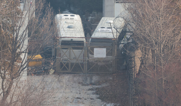 14일 서울 용산구 한남동 대통령 관저의 한 쪽문이 버스, 쇠사슬, 철조망으로 막혀 있다. 2025.1.13. 연합뉴스