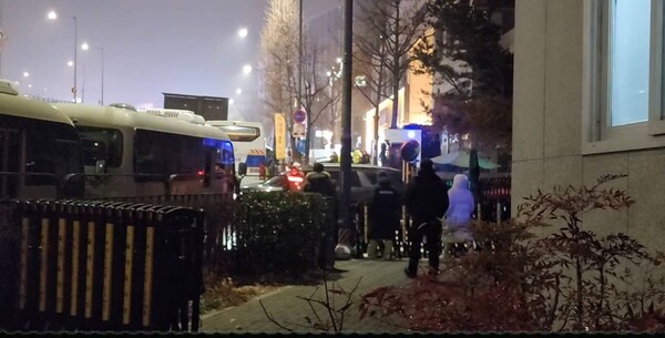 지난 13일 오후 9시 33분쯤 검은색 카니발 차량이 제네시스 G90 차량을 따라 서울 용산구 한남동 대통령 관저 밖으로 나가고 있다. 2025.1.14. 유튜브 박열TV 갈무리