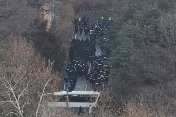 고위공직자범죄수사처(공수처)와 경찰이 윤석열 대통령에 대한 2차 체포영장 집행에 나선 15일 용산구 한남동 대통령 관저에서 경찰 병력이 2차 저지선을 넘어 진입하고 있다. 2025.1.15. 연합뉴스