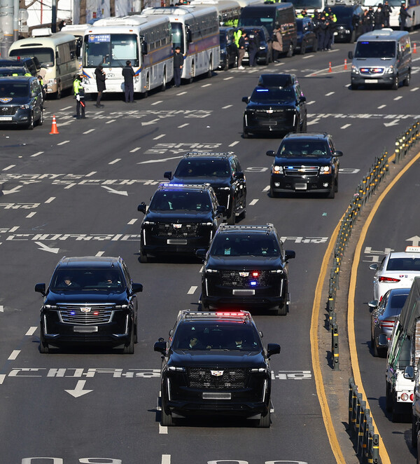 윤석열 대통령이 탄 차량 행렬이 15일 서울 용산구 한남동 대통령 관저에서 과천 공수처로 향하고 있다. 2025.1.15 연합뉴스