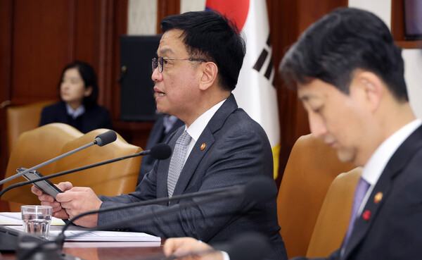 최상목 대통령 권한대행 부총리 겸 기획재정부 장관이 15일 정부서울청사에서 '국정현안관계장관회의 겸 경제관계장관회의 겸 산업경쟁력강화관계장관회의'를 하고 있다. 2025.1.15. 연합뉴스