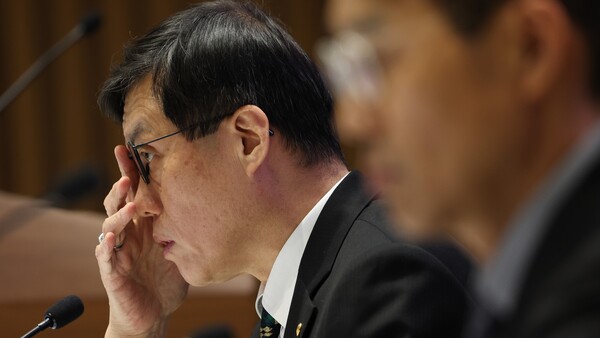 이창용 한국은행 총재가 18일 서울 중구 한국은행에서 열린 2024년 상반기 물가안정목표 운영상황 점검 설명회에서 안경을 고쳐쓰고 있다. 2024.12.18. 연합뉴스