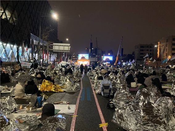 한남동 관저 앞에서 열린 ‘윤석열 체포 촉구 긴급행동’에 수많은 시민들이 철야 집회를 참여 하고 있는 모습. (2025년 1월 5일)
