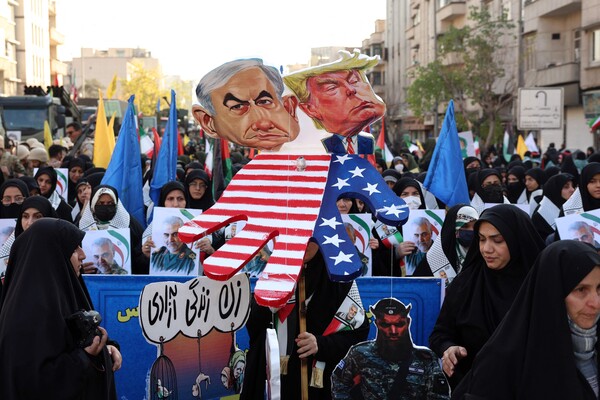 이란 테헤란에서 열린 반이스라엘 시위에서 참석자들이 이스라엘의 베냐민 네타냐후 총리와 미국의 도널드 트럼프 대통령 당선자의 모형을 들고 있다. 2025. 01. 10 [AFP=연합뉴스]