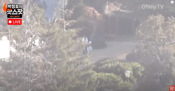 오마이TV(티브이)는 지난 15일 유튜브 채널에 '윤석열 체포 직후 관저서 등장한 '개산책' 여성은 김건희?' 제목의 영상을 올렸다. 2025.01.16. 오마이TV 유튜브 채널 갈무리