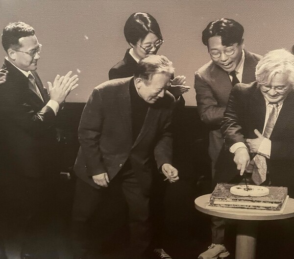 촛불행동 1ㅈ년 축하행사에 참석한 조성우 전 민화협 의장(가운데) [김민웅 촛불행동 상임대표 페북 캡처] 2025. 01. 18 