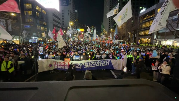 18일 오후 서울 종로구 광화문 동십자각 앞에서 열린 윤석열 즉각 퇴진! 사회대개혁! 범시민대행진(7차). 2025.1.18. 비상행동 유튜브 영상 갈무리