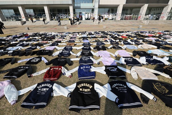 13일 오후 서울 성북구 성신여자대학교 돈암수정캠퍼스에 국제학부 외국인 남학생 모집을 반대한다는 의미로 학생들이 벗어 놓은 학과 점퍼가 놓여 있다. 2024.11.13. 사진은 기사 내용과 관련 없음. 
