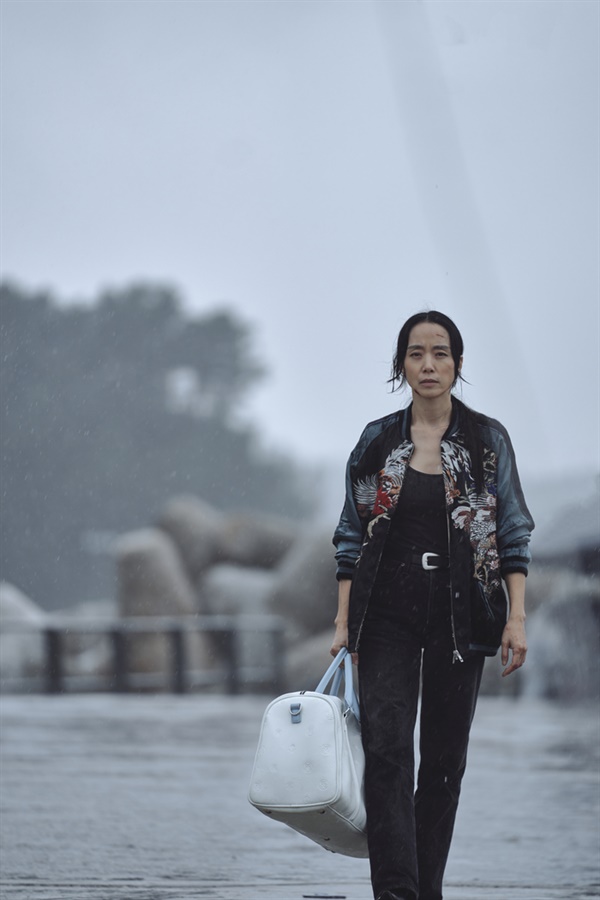 '무뢰한' 이후 오승욱 감독과 9년 만에 합을 맞춘 전도연. 극을 홀로 이끌어 가도 무리가 없는 배우로 자리잡은 그녀의 농익은 연기가 탁월하다. ⓒ 플러스엠 엔터테인먼트