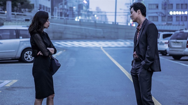 오승욱 감독은 과작의 감독이다. 2015년 '무뢰한'의 평단 찬사 이후 무려 9년만의 작품이다. 공들인 이야기 속에 감독의 지난 필모들이 서로 조응한다. ⓒ CGV아트시네마