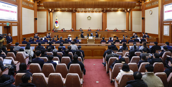 윤석열 대통령 탄핵 심판의 2차 변론기일인 16일 서울 종로구 헌법재판소 대심판정에 정계선(왼쪽부터), 김복형, 정정미, 이미선, 문형배, 김형두, 정형식, 조한창 헌재 재판관이 앉아있다. 2025.1.16. [공동취재]  연합뉴스