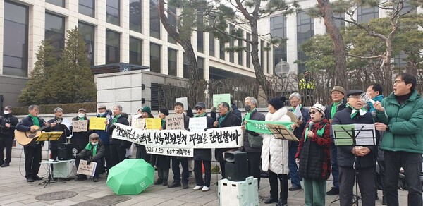 1월 20일 서울 종로구 북촌 헌법재판소 앞에서 '윤석열 신속 파면'을 촉구하는 탄원집회를 연 60+기후행동 회원들.   한승동